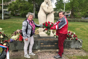 PvdA legt bloemen bij oorlogsmonument