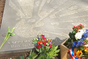 PvdA bloemen bij gedenkplaat Tommies